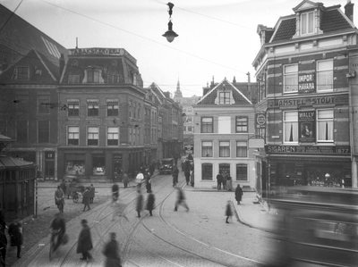 853671 Gezicht in de Potterstraat te Utrecht, vanaf het hoekpand Lange Jansstraat/Voorstraat, met links de panden Neude ...